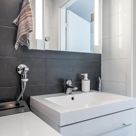 Apartment Modern 1br With Sauna & Balcony *